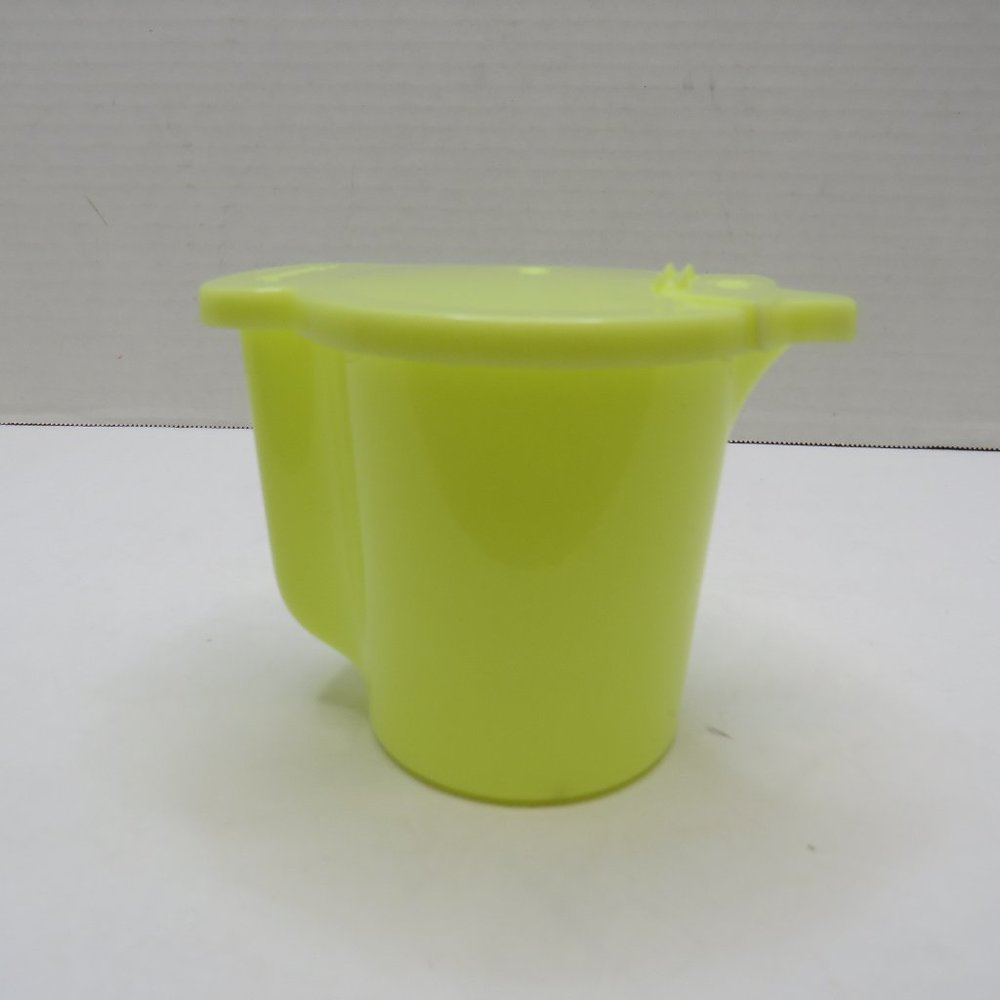 VTG Tupperware Light Yellow Creamer #574-3 w/Lid.